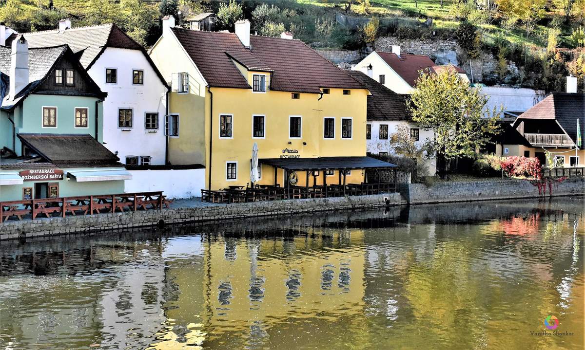 Street setting – yellow reflection